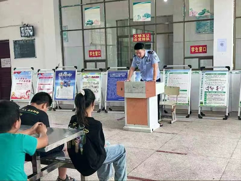 七里山小学举办法治宣讲，筑牢青少年法治防线