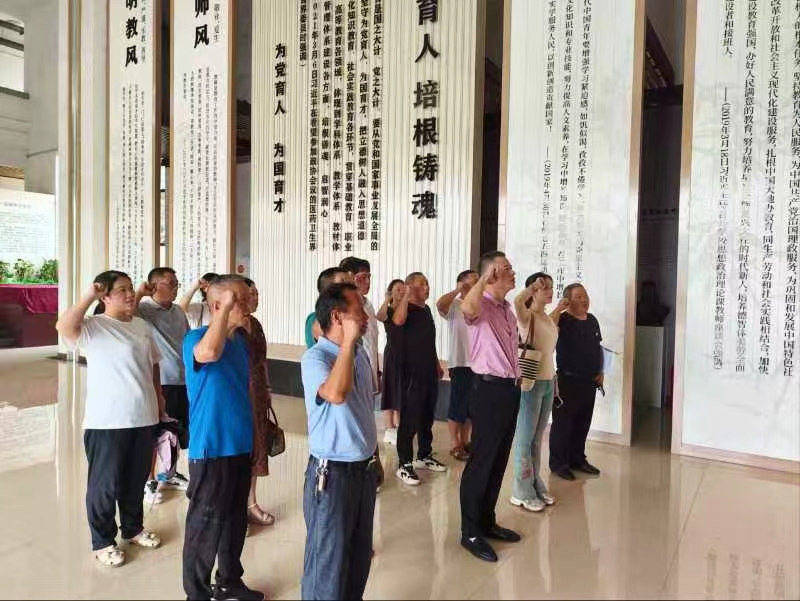 七里山园艺场中心学校教师参观廉政禁毒基地：筑师德防线，共育民族希望