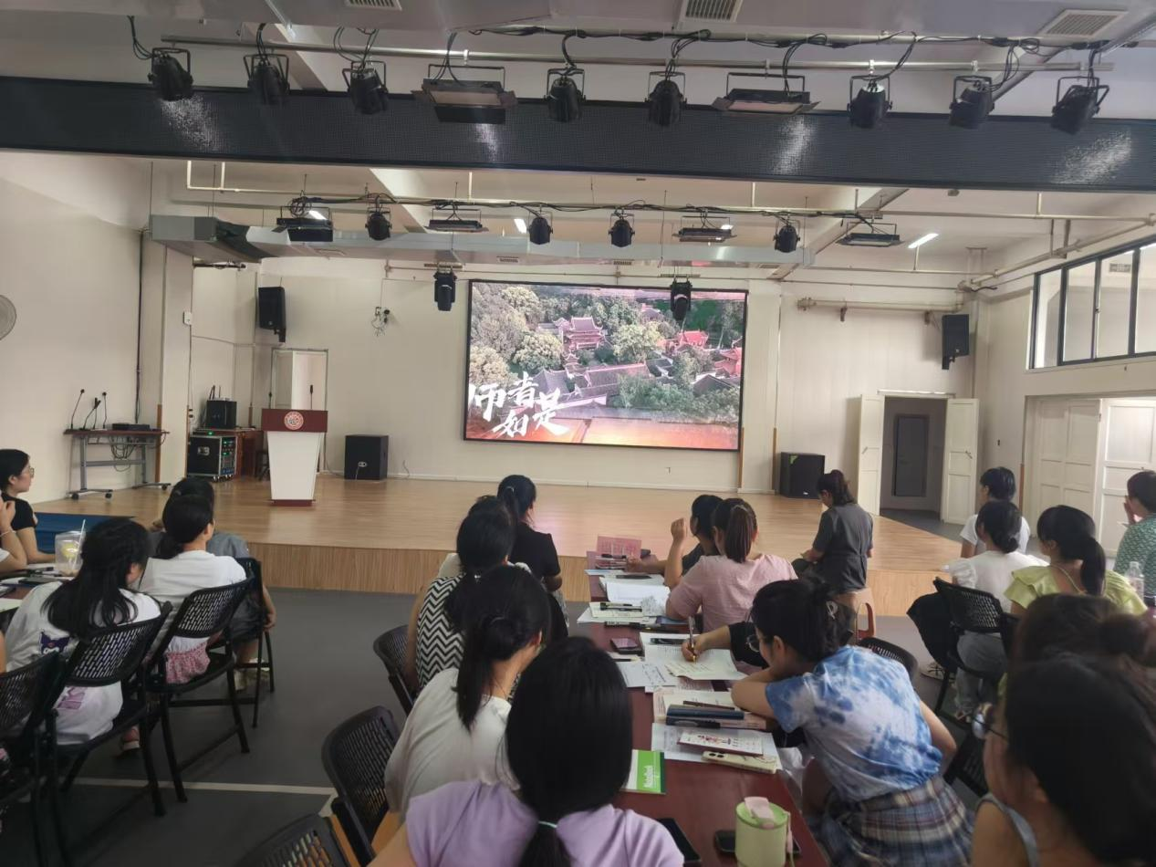新宁县幼儿园组织收看师德教育专题节目