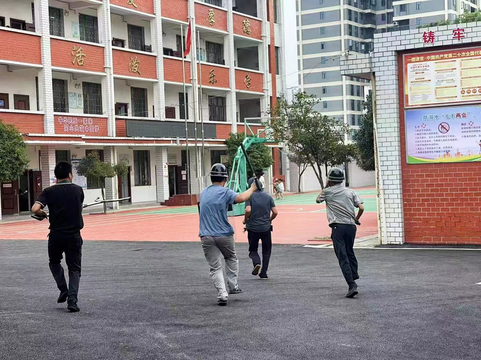 北塔小学成功举行反恐防暴应急演练