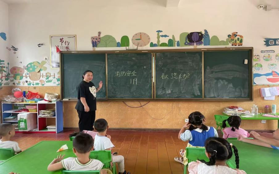 万塘乡白马田幼儿园开展消防演练