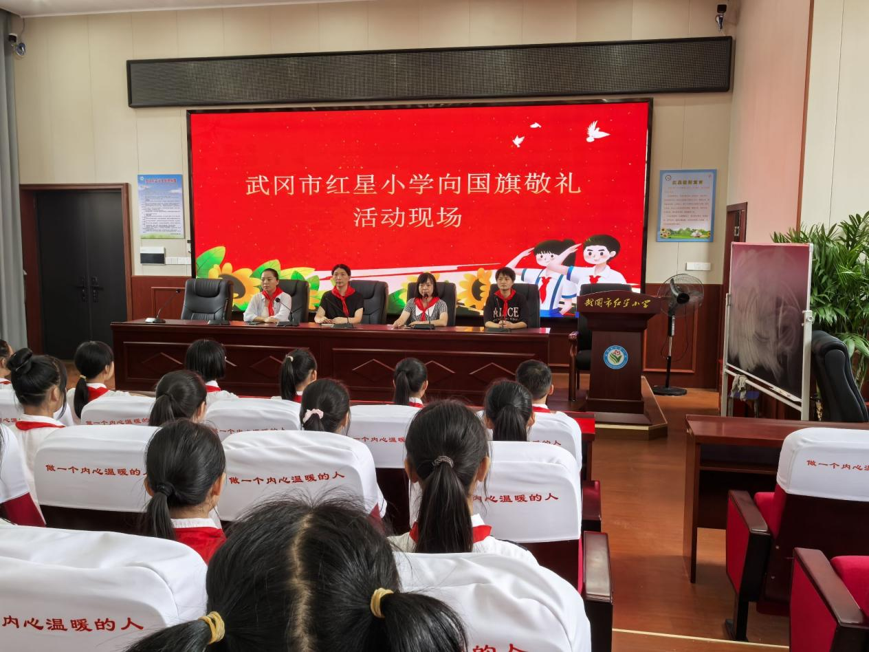 红星小学开展“一人一句心里话，千言万语颂祖国”现场寄语