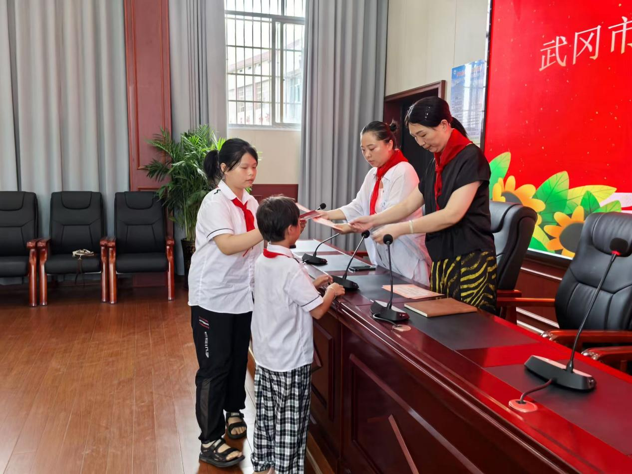 新学期新征程，红领巾向未来