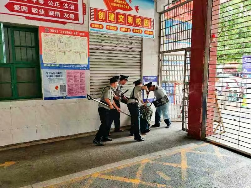 解放小学开展校园反恐防暴应急 演练