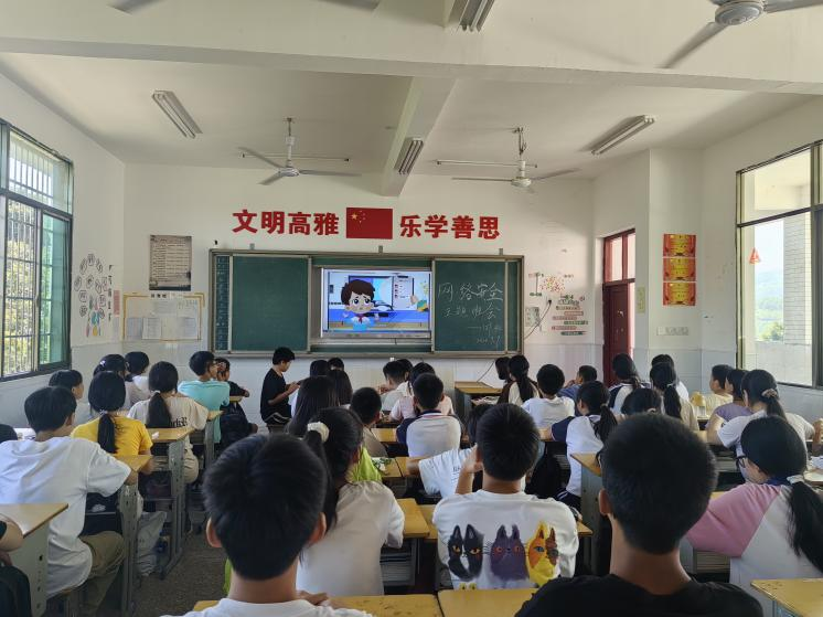 回龙寺镇军田中学开展“网络安全宣传周”校园日