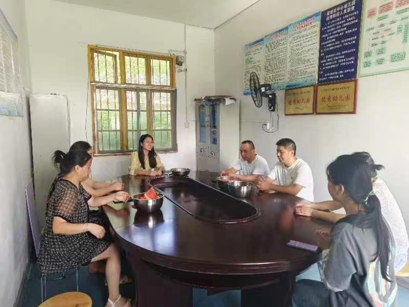 村支两委暖心慰问，共庆教师节情谊深