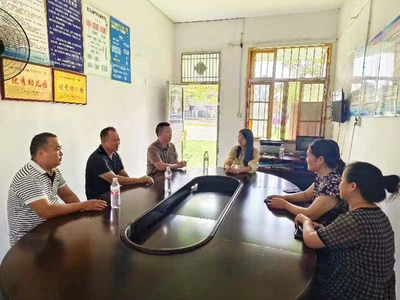 村支两委暖心慰问，共庆教师节情谊深