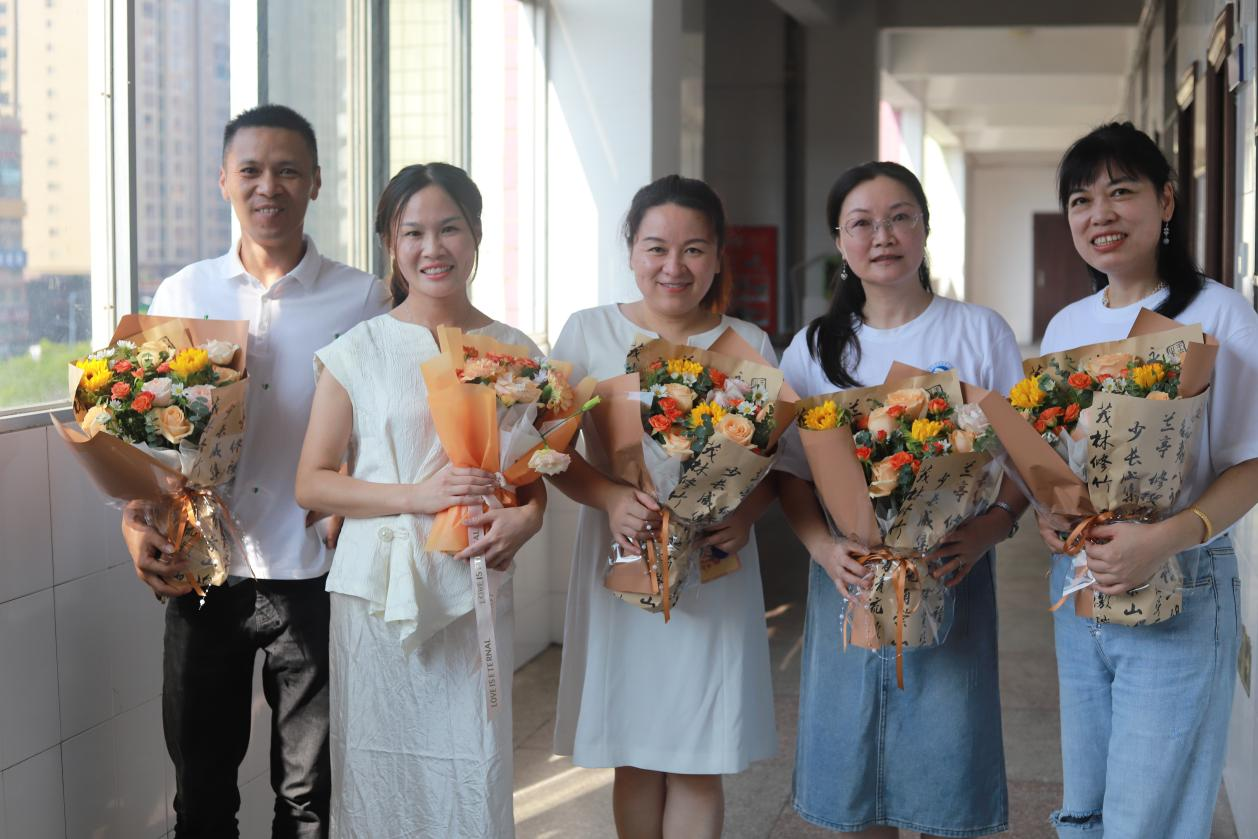 城区二小热烈庆祝第40个教师节