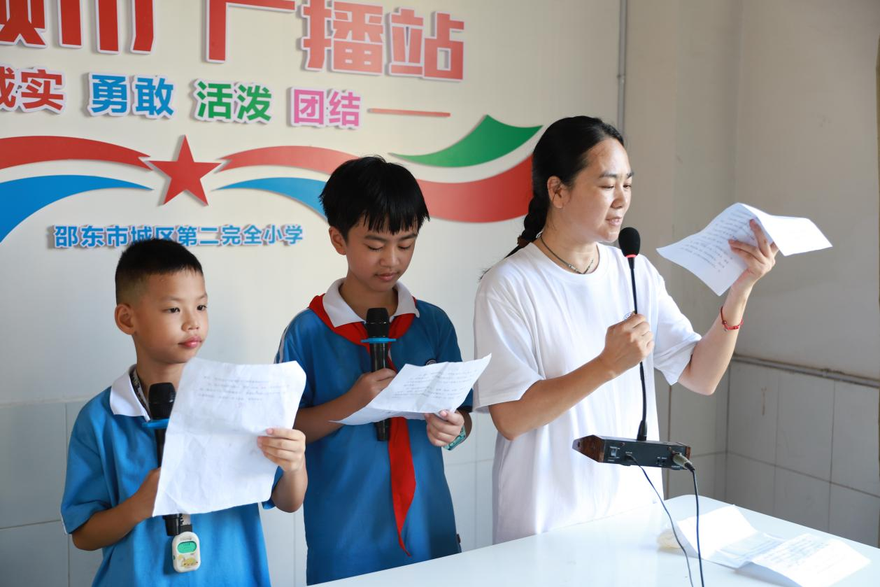 城区二小热烈庆祝第40个教师节