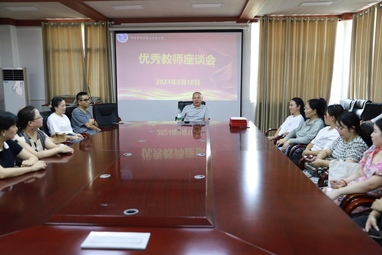 城区二小热烈庆祝第40个教师节