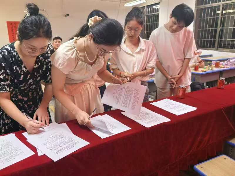 校园师徒结对                              携手共促成长