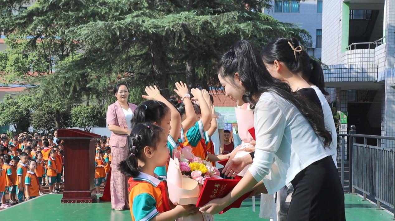 晨曦细雨育桃李·金秋硕果慰园丁