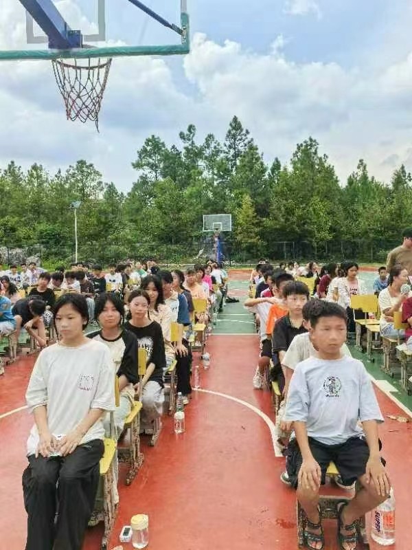 河伯中学开展“法治进校园”