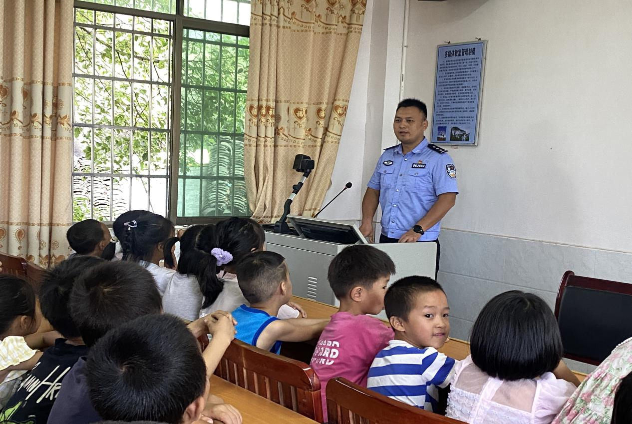 杨田小学 法治安全进校园