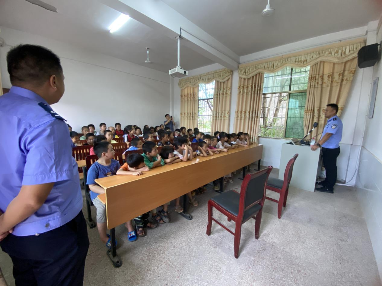 杨田小学 法治安全进校园