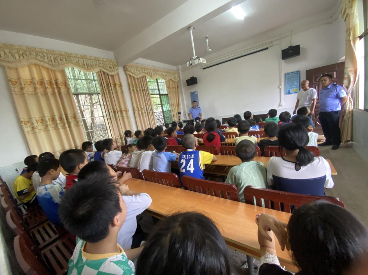 杨田小学 法治安全进校园
