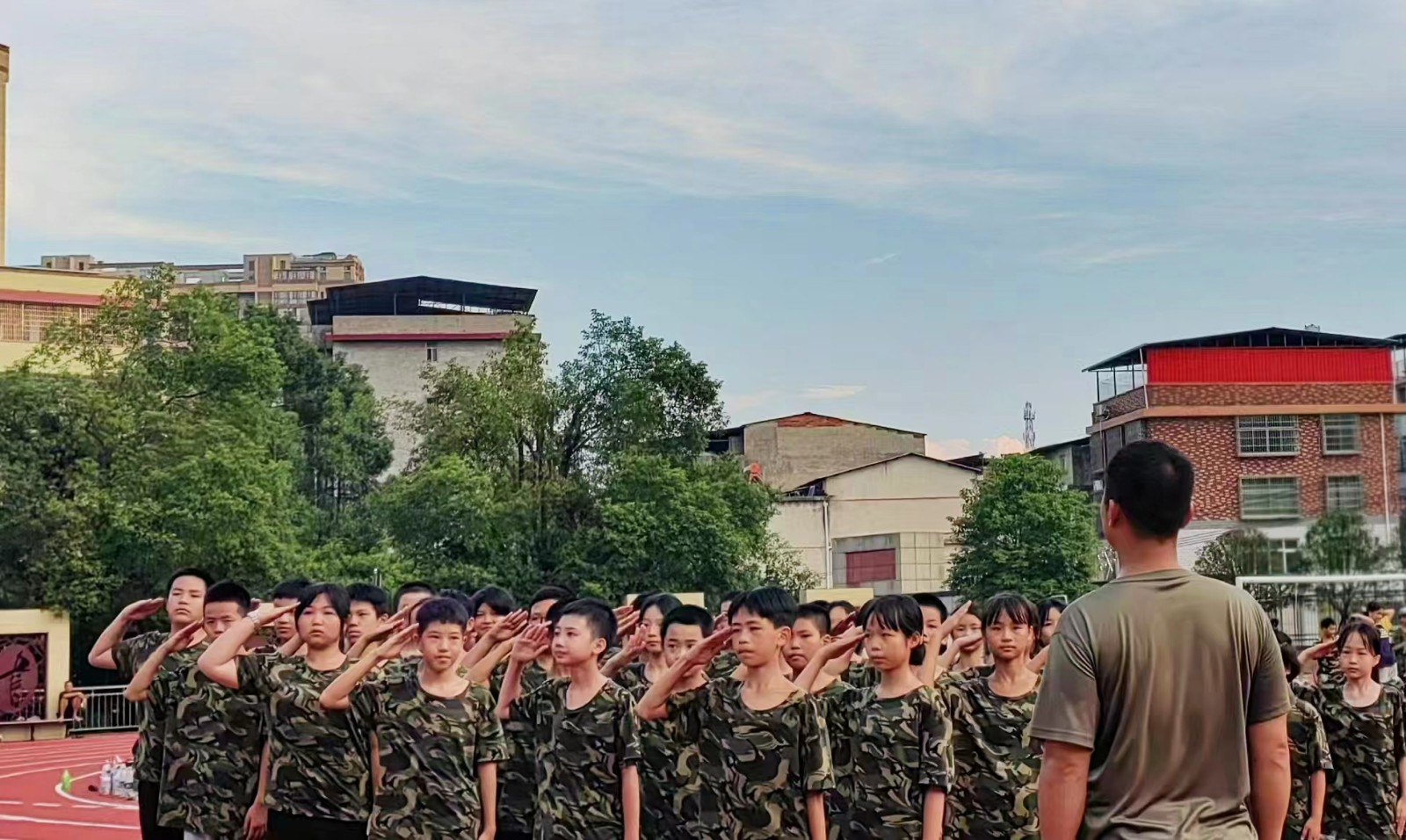 塘渡口中学新生入学特色教育活动圆满结束