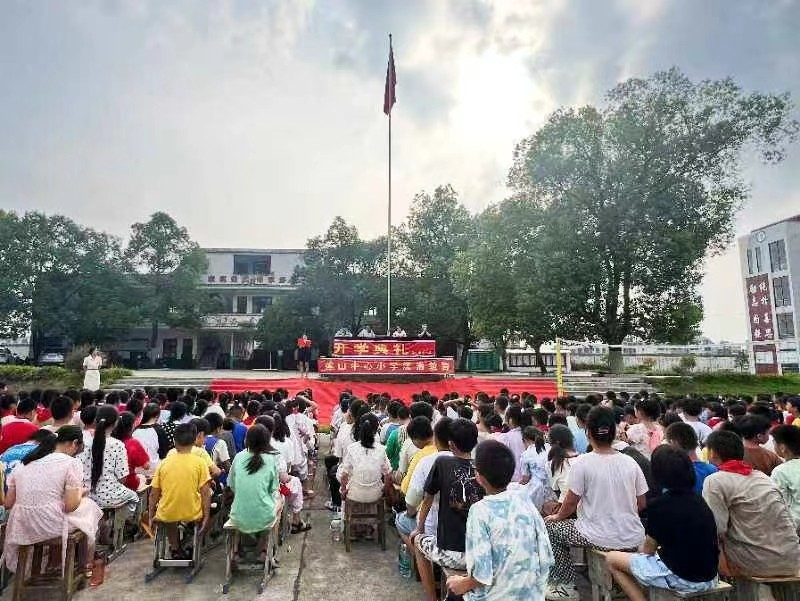 回龙寺镇莲山中心小学 举行开学典礼暨法治教育安全讲座