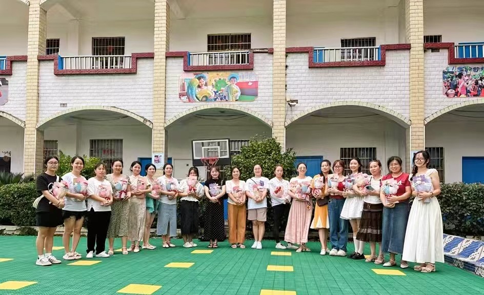 回龙寺镇中心幼儿园庆祝第四十个教师节