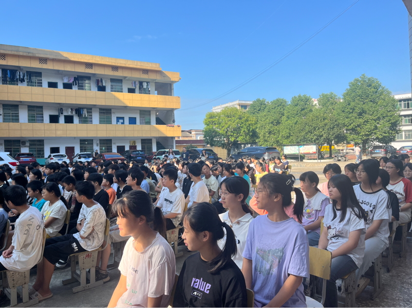 法治阳光进校园，护航青春助成长