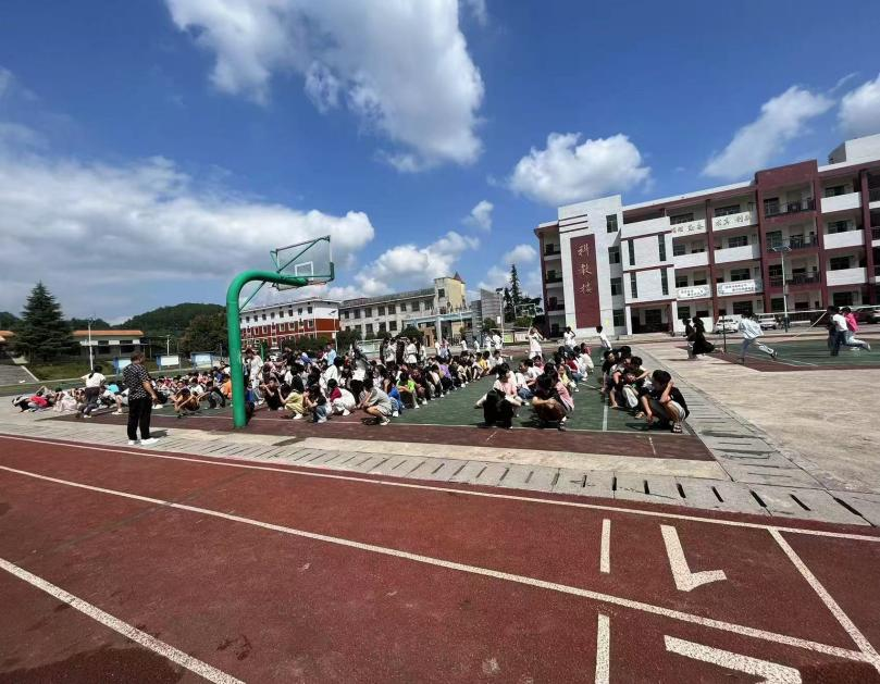万塘中学进行紧急疏散消防等安全演练
