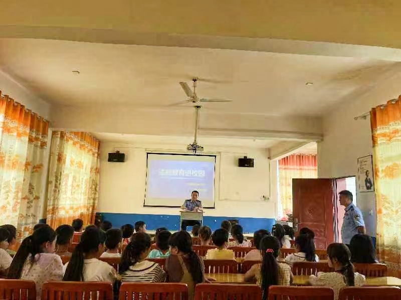 与法同行 快乐成长