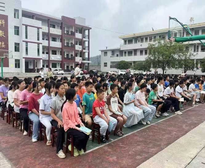 万塘中学举行 开学典礼暨法治教育进校园