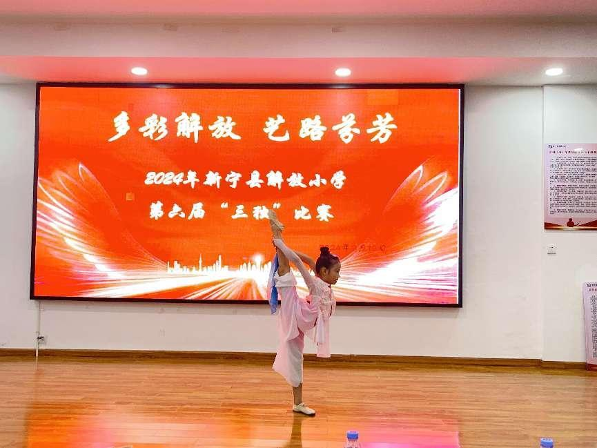 才艺比拼展特色，“三独”比赛竞风采