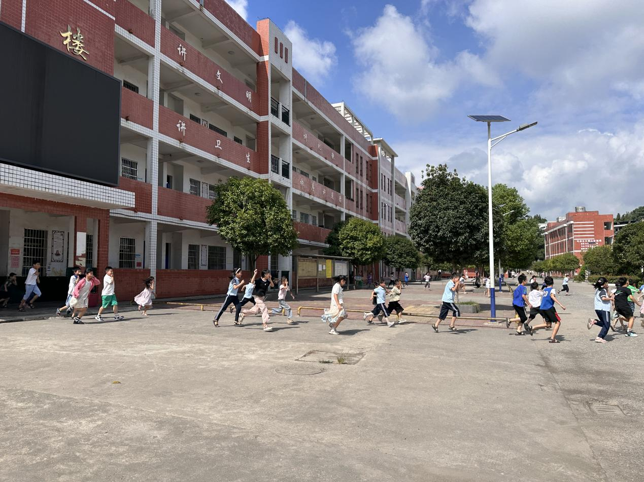 金石镇水头学校举行消防安全演练