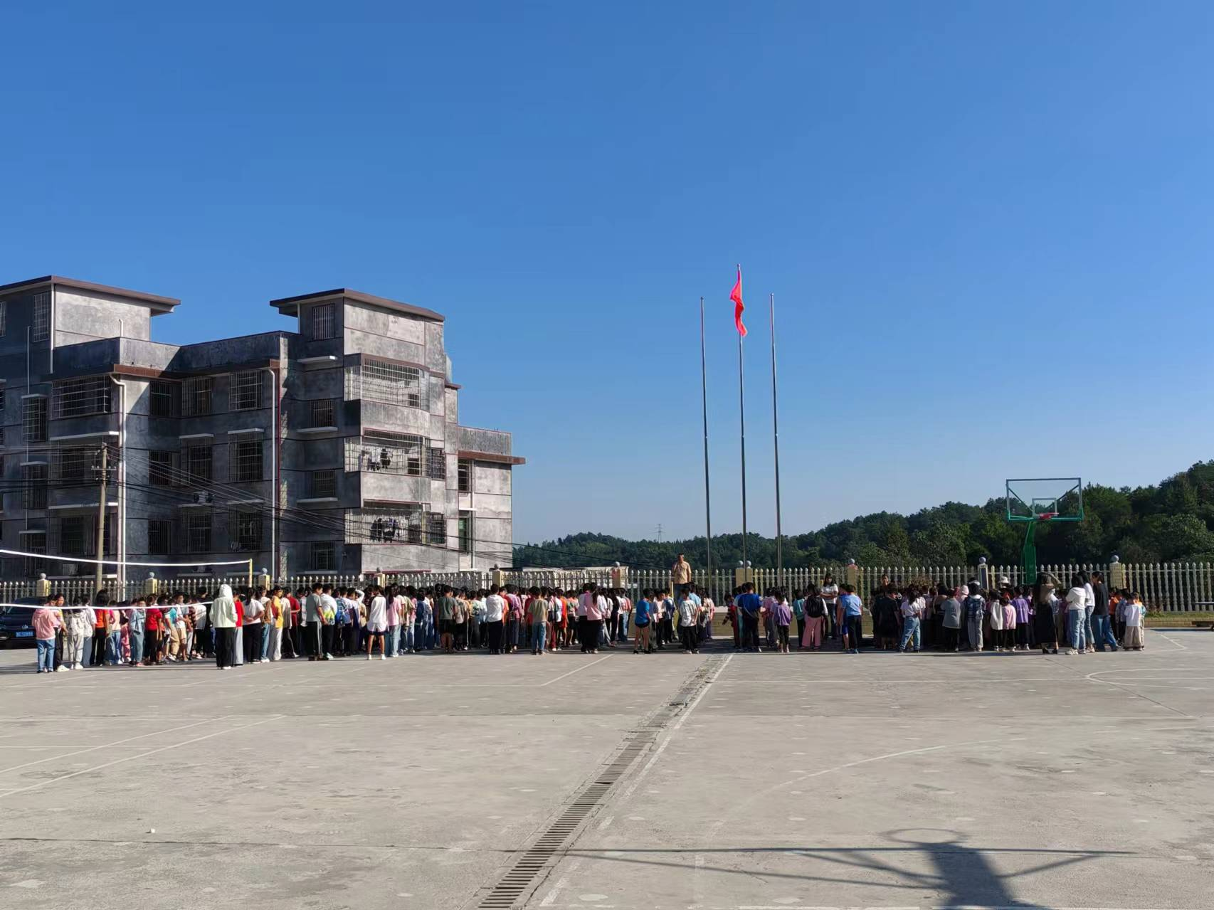 三阁司镇长铺中心小学举行庄严升旗仪式