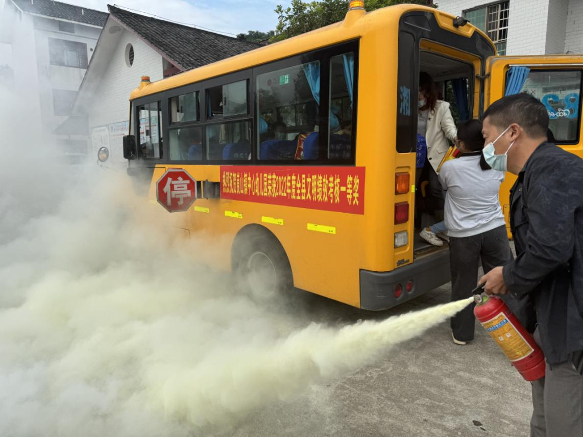 新宁县崀山镇中心幼儿园开展 校车应急安全演练