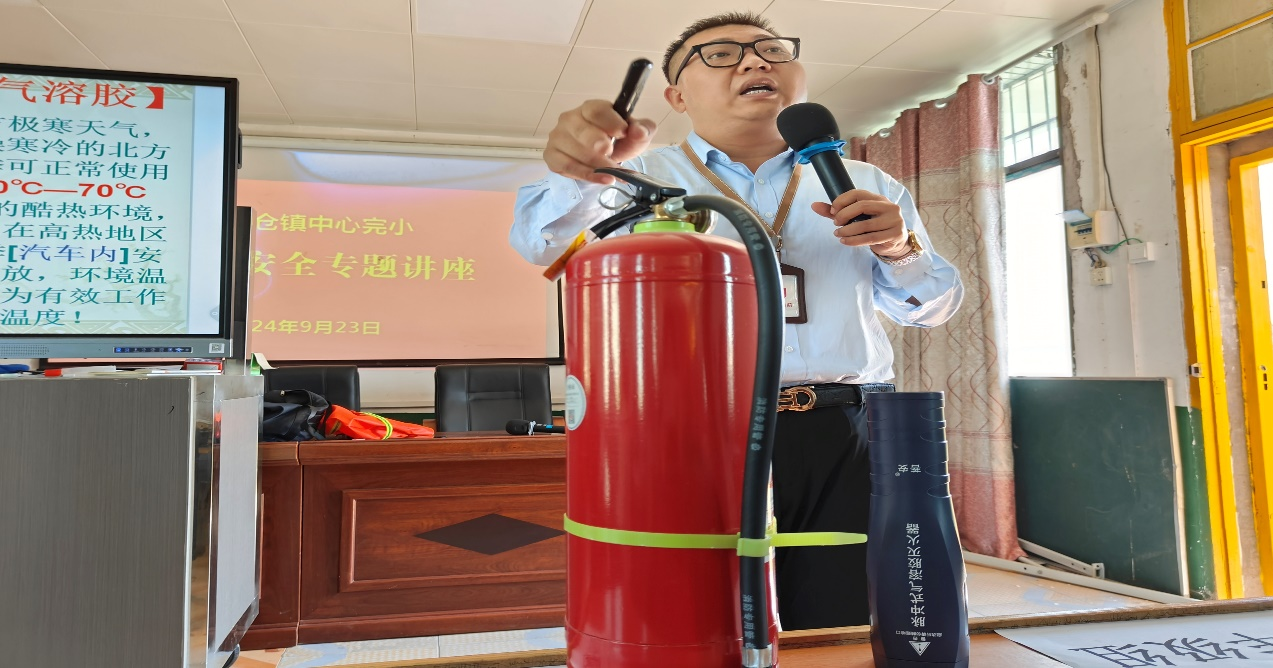 白仓镇中心完小举办防火安全专题讲座：人人讲安全，个个会应急——畅通生命通道