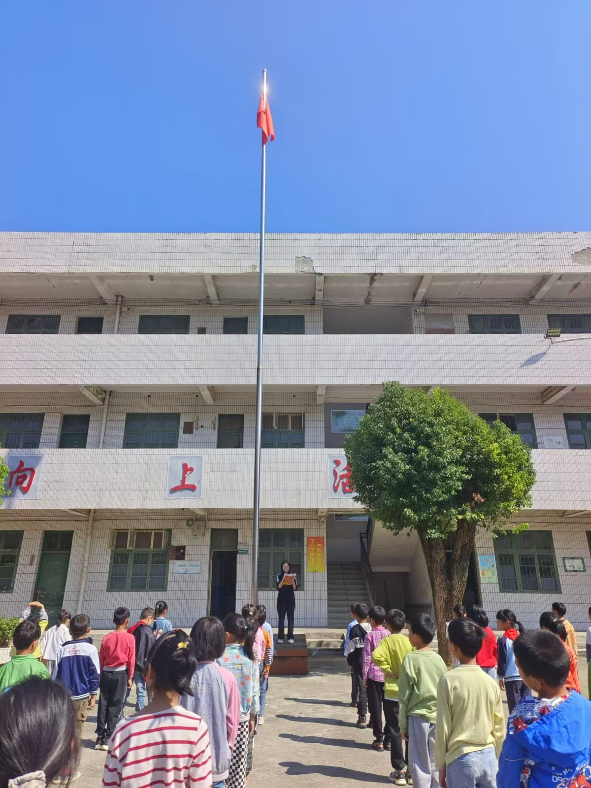 灵官殿镇公田小学举办民族团结宣传月