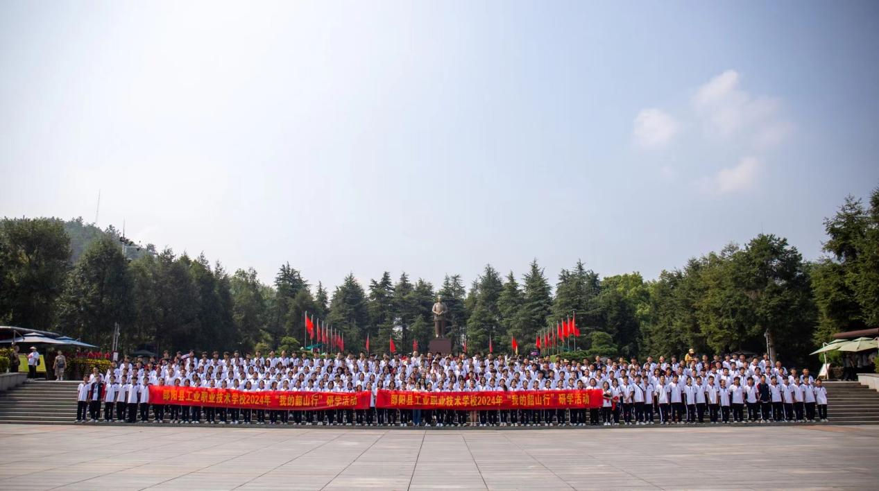 把课堂搬进红色热土