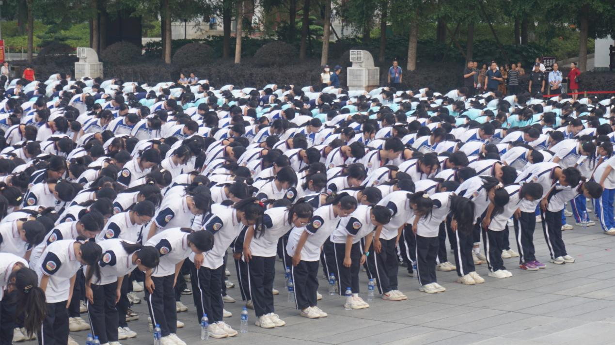 把课堂搬进红色热土