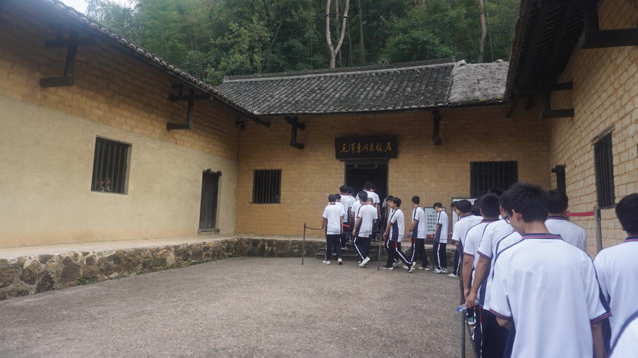 把课堂搬进红色热土