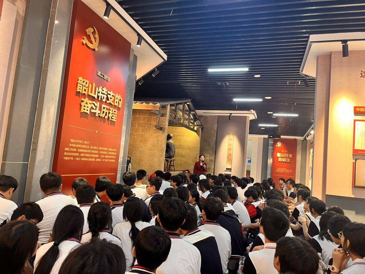 把课堂搬进红色热土