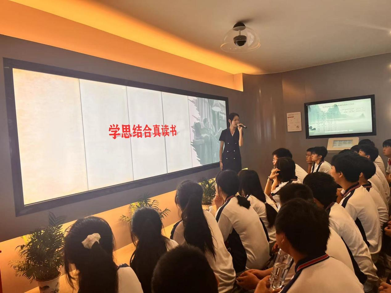 把课堂搬进红色热土