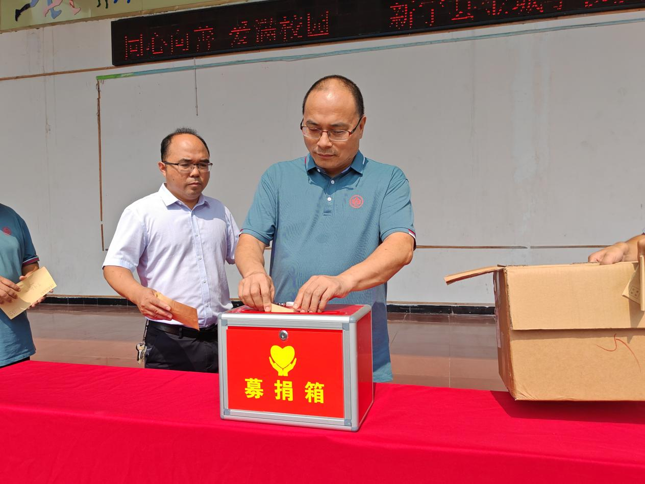 爱心点燃希望 真情温暖校园