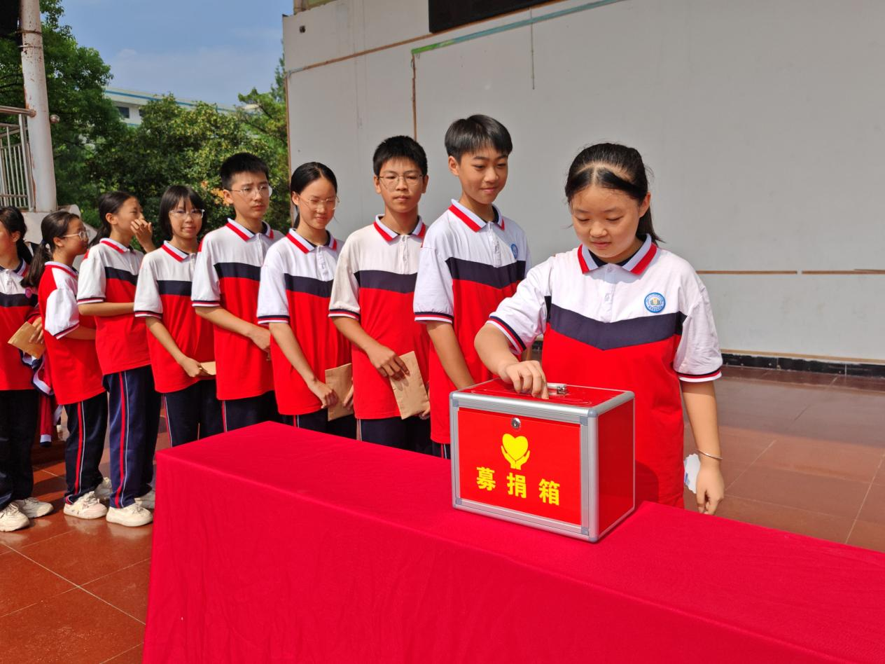 爱心点燃希望 真情温暖校园