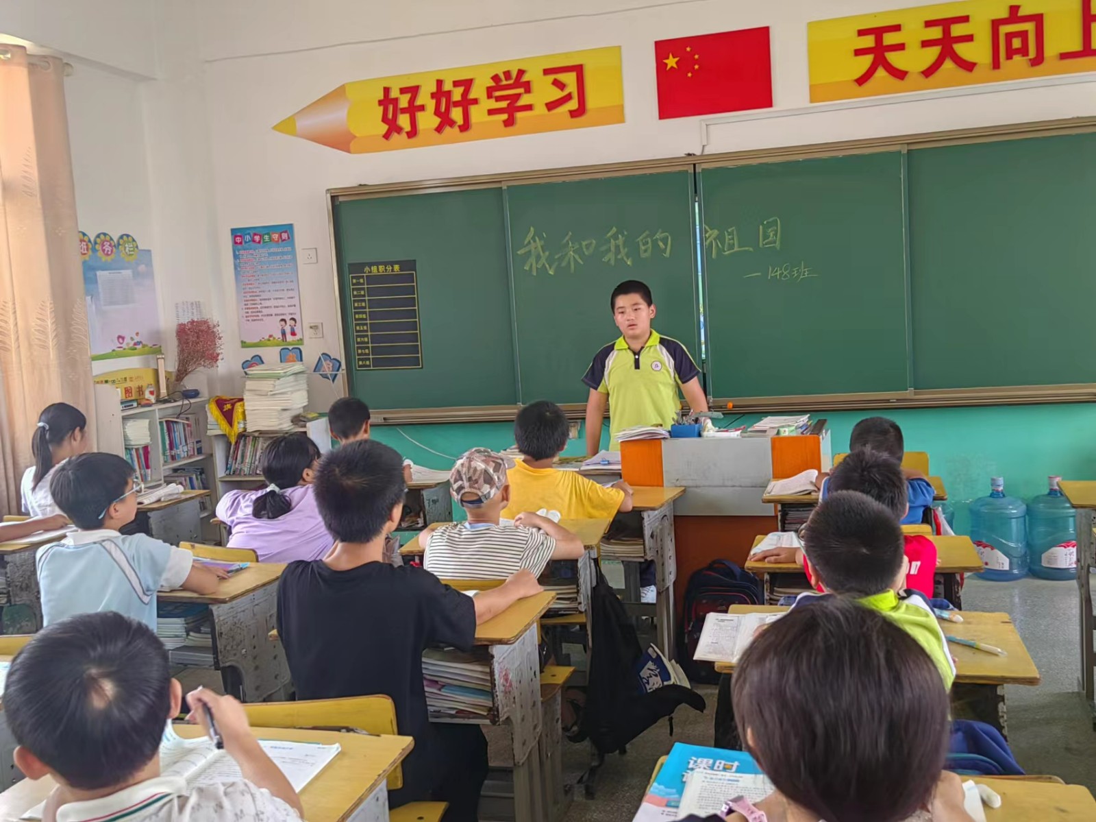 蔡桥乡中心完小开展“我和我的祖国”主题读书班会