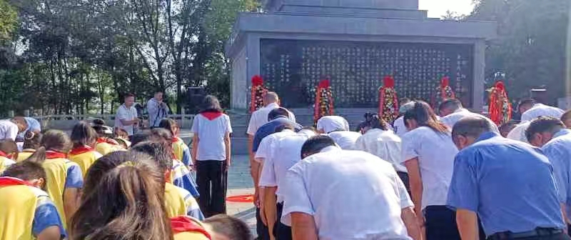 缅怀先烈志，共铸中华魂