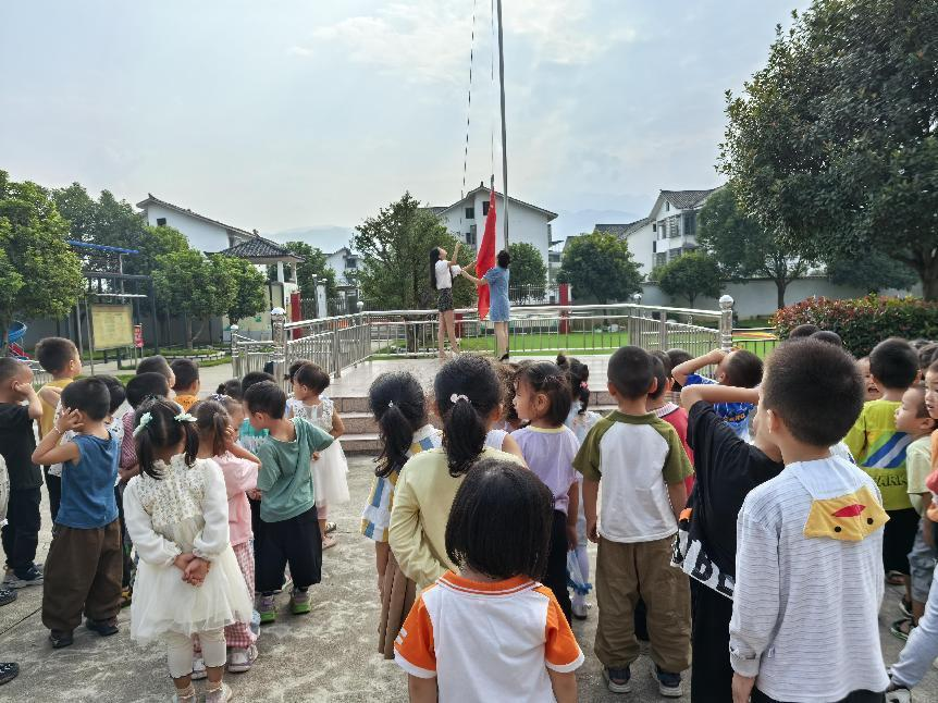 “国旗飘扬，祖国在我心中”