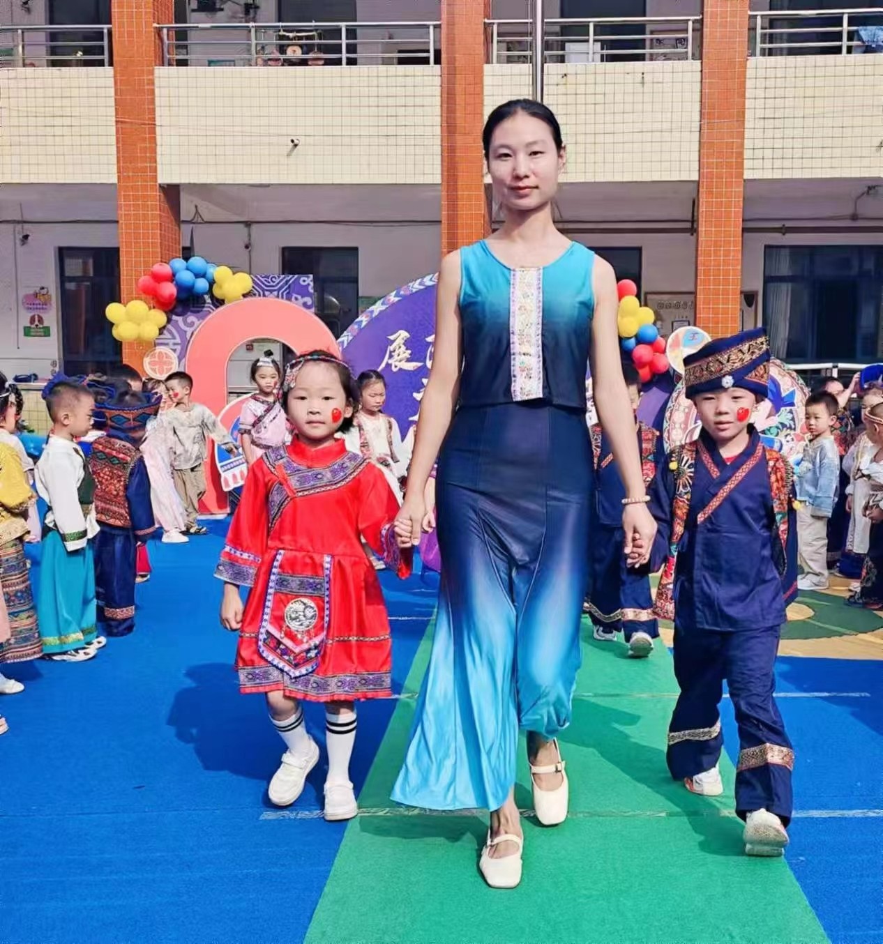 展民族风采，庆国庆华章