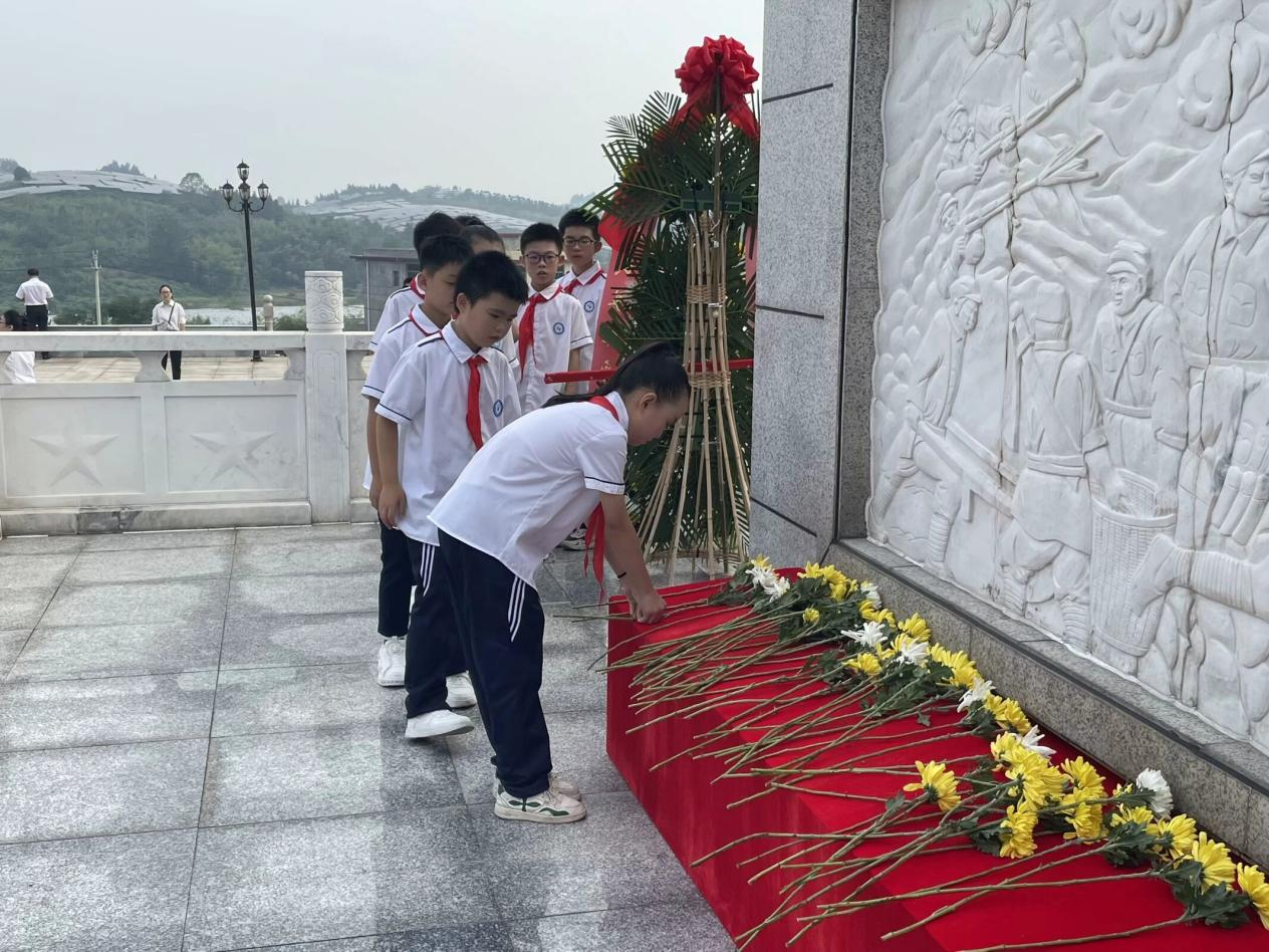 追忆峥嵘岁月  弘扬先烈精神