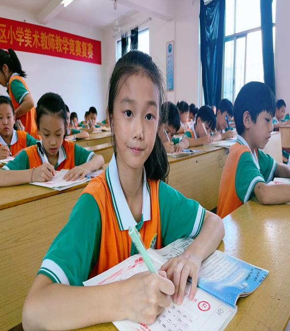 解放小学举行“写规范字”英语书写和语文书写比赛