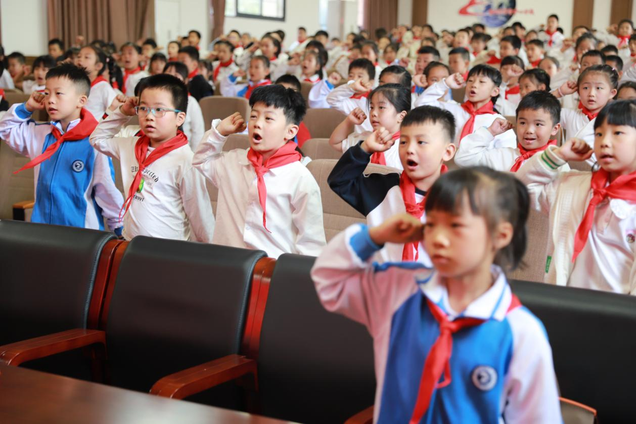 城区二小：新队员扬帆起航，少先队再添新彩