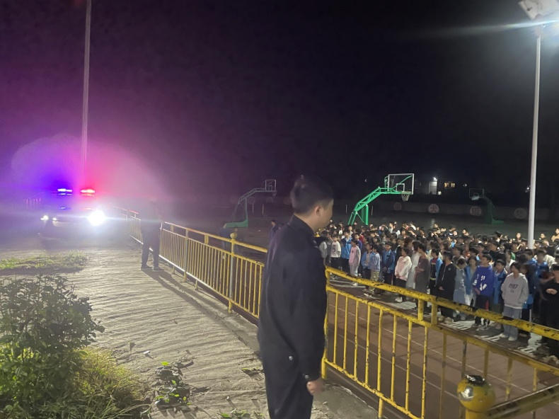 新宁五中开展秋季学期紧急疏散演练