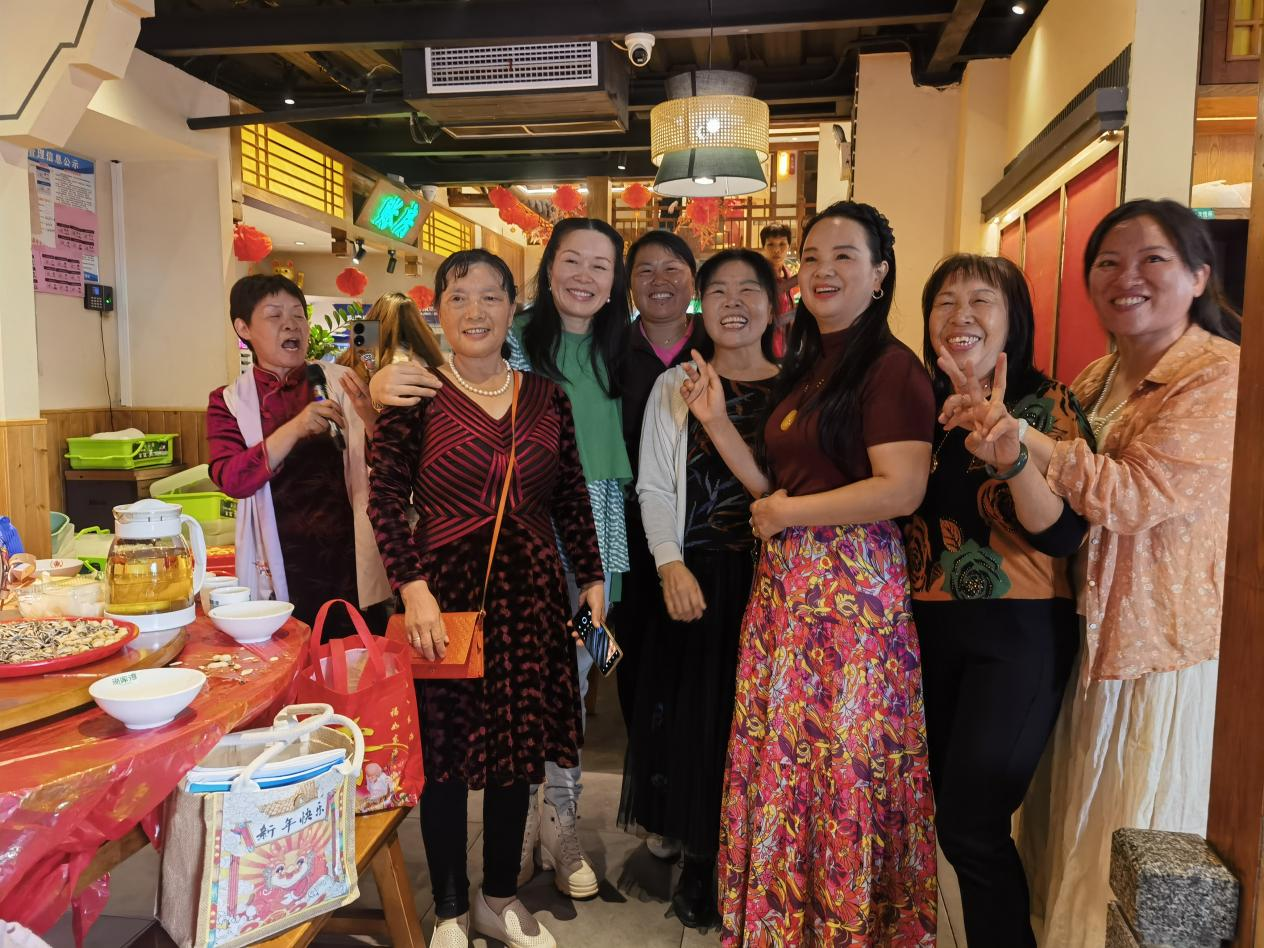 学校举办重阳节退休教师聚餐活动