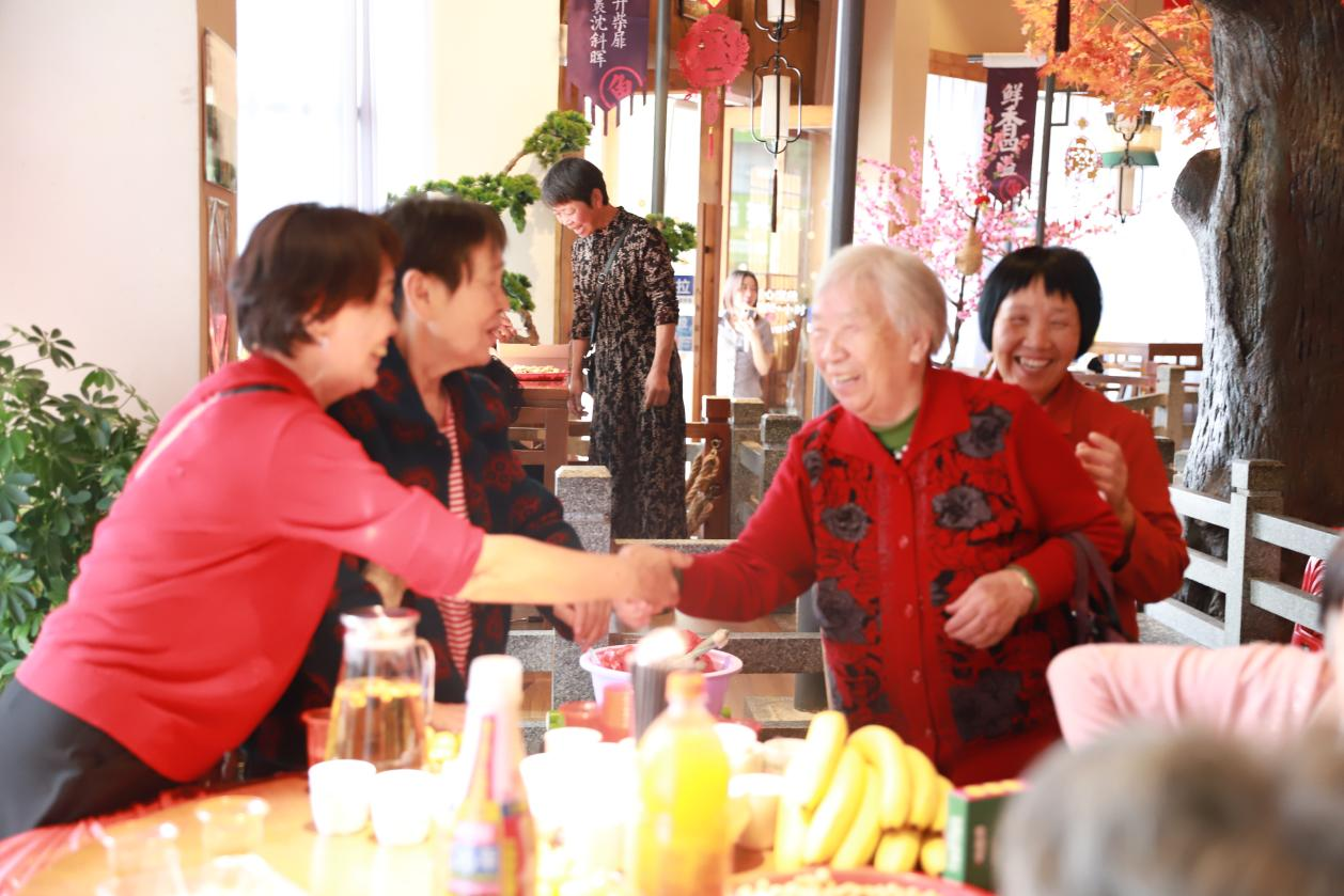 学校举办重阳节退休教师聚餐活动